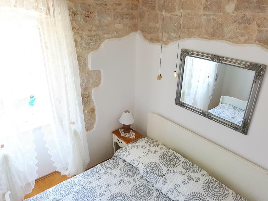 Castel Nonna Franka Appartement Sutivan Buitenkant foto