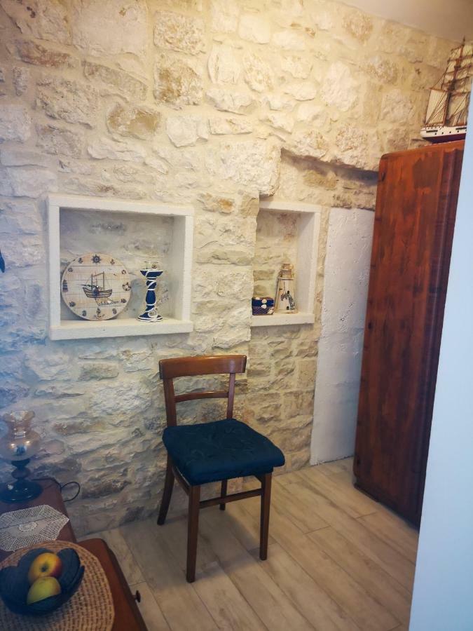 Castel Nonna Franka Appartement Sutivan Buitenkant foto